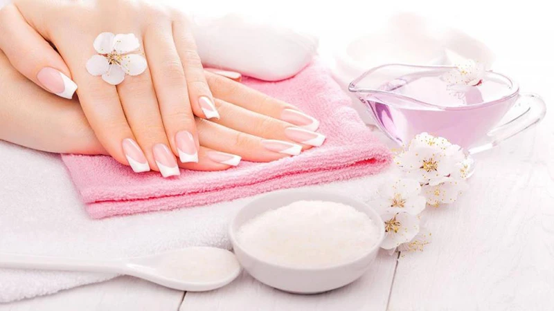 مانیکور خیس چیست و چگونه انجام میشود