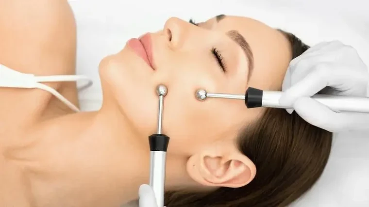 ایجاد ظاهری شاداب برای پوست با میکروکارنت صورت