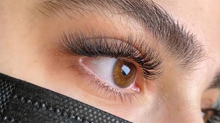 مراقبت بعد ازکاشت اکستنشن مژه گلامور تاثیر زیادی در ماندگاری آن دارد